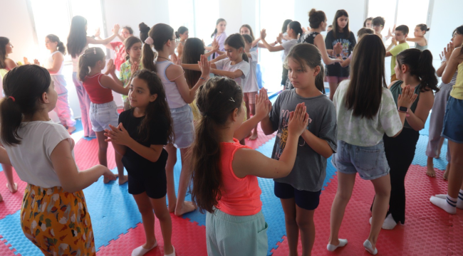 Çocuklar açılan kültür kurslarında sanat öğreniyorlar