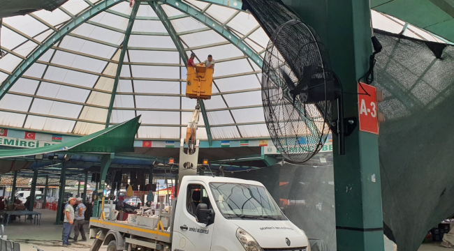 Demirci belediyesi pazar yerinde sıcakları önlemede bir ilke imza attı