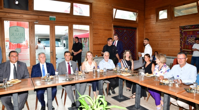 Başkanlar eşme 26.uluslararası turistik kilim, kültür ve sanat festivalinde