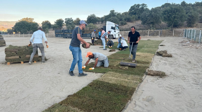 Gölmarmara'da güreşler için sahaya çim serme sürüyor