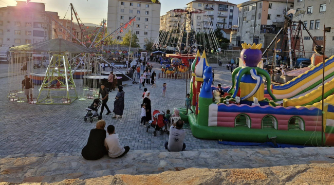 Gördes'de lunapark açıldı