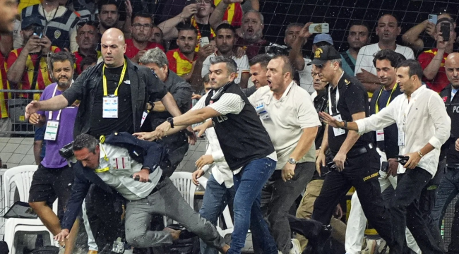 Göztepe-Fenerbahçe maçında dehşet anları: Göztepe yöneticisi Ali Koç'a saldırdı!