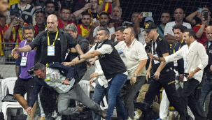 Göztepe-Fenerbahçe maçında dehşet anları: Göztepe yöneticisi Ali Koç'a saldırdı!