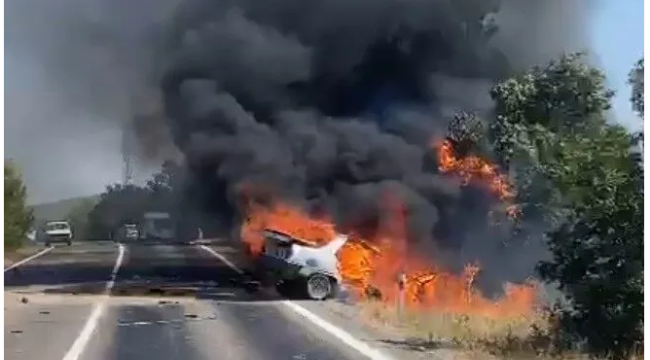 Kazada alev alan otomobil alev topuna döndü