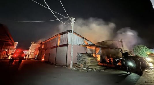 Mobilyacılar sitesinde yangın: 6 iş yeri küle döndü