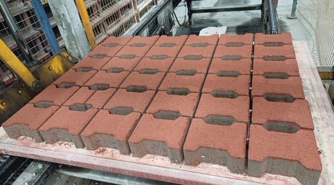 Salihli'deki beton parke, bordür ve boru üretim fabrikasında kesintisiz üretim
