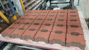 Salihli'deki beton parke, bordür ve boru üretim fabrikasında kesintisiz üretim