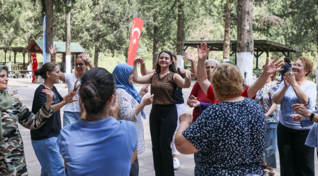 Süreyya parkında buluşan kadınlar doyasıya eğlendi