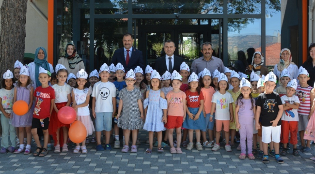 Yaz kuran kusunu tamamlayan öğrencilerin arapça yazılı şapkaları dikkat çekti