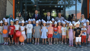 Yaz kuran kusunu tamamlayan öğrencilerin arapça yazılı şapkaları dikkat çekti