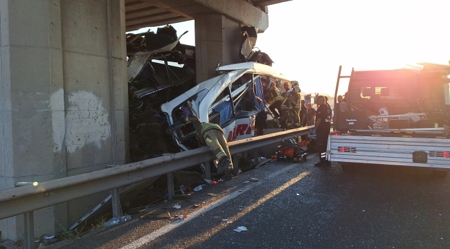Yolcu otobüsü ikiye bölündü! 10 ölü 26 yaralı
