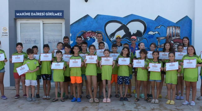 Yüzme kursunun ikinci etabını tamamlayanlara belgeleri verildi