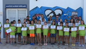 Yüzme kursunun ikinci etabını tamamlayanlara belgeleri verildi