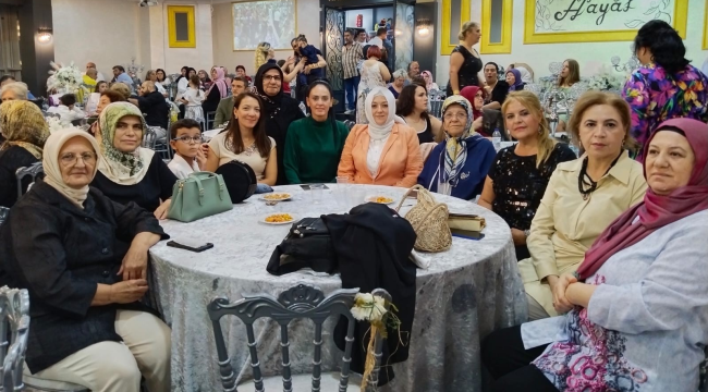 AKP kadın kolları başkanı Kaplan ve yönetimi Tuna'yı yanlız bırakmadı