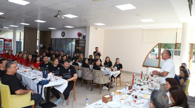Başkan Akın voleybolcularla kahvaltıd bir araya geldi