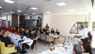 Başkan Akın voleybolcularla kahvaltıd bir araya geldi