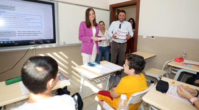 Başkan Durbay öğrencilere ders kitabı dağıttı