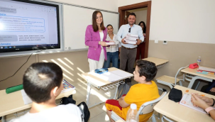 Başkan Durbay öğrencilere ders kitabı dağıttı