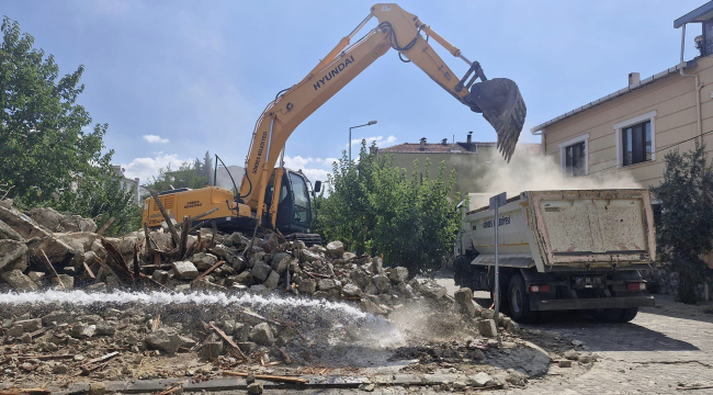 Gördes'de belediye lojmanlarının yıkımına başlandı