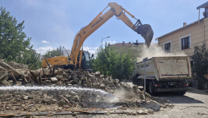 Gördes'de belediye lojmanlarının yıkımına başlandı