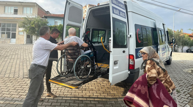 Gördes'de hasta nakil araçı hasta taşımaya başladı