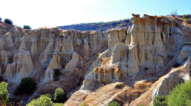  Kula peribacaları doğal görüntüsü ve güzelliğiyle görenleri büyülüyor