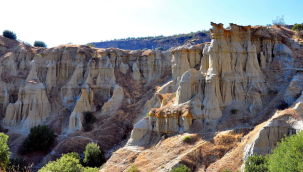  Kula peribacaları doğal görüntüsü ve güzelliğiyle görenleri büyülüyor