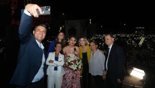 Manisa'nın yerel yöneticileri fener alayında 