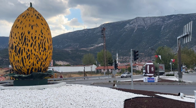 S Sport Plus,Manisa'nın Kırkağaç ilçesine Amerikan futbol topu heykeli dikti