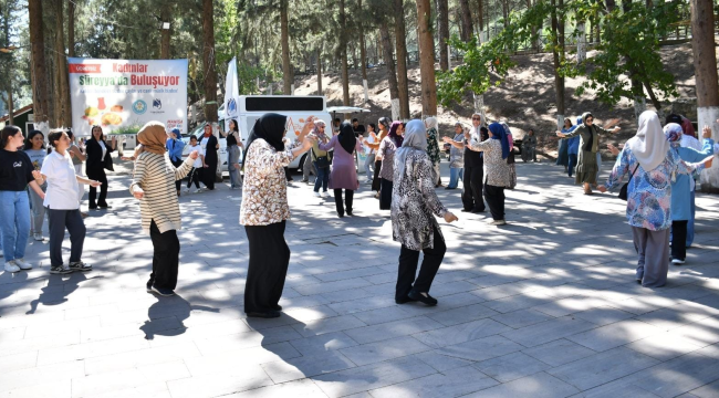 Selendi'li 83 kadın adım -adım Manisa gezisine katıldı