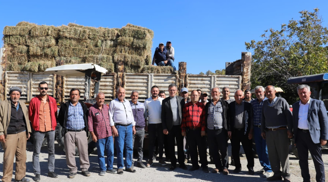 Başkan Öküzcüoğlu,kendi arazisinde ürettiği yoncaları ücretsiz dağııttı