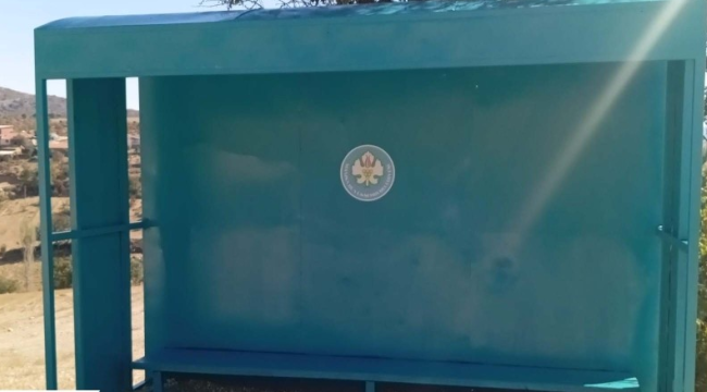 Büyükşehir Kula'da otobüs duraklarını yeniledi