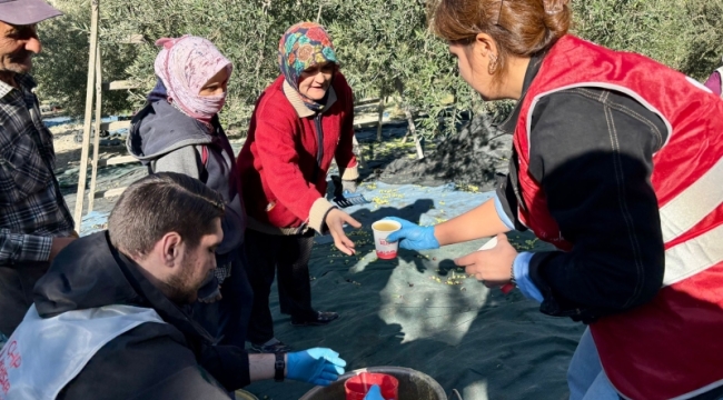 CHP'li gençlerden çiftçi kadınlara tarlada çorba ikramı