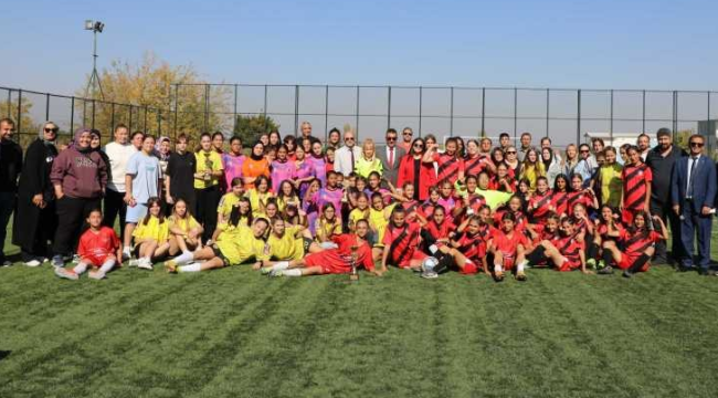 Genç kızlar futbol turnuvasını Soma zafer spor kız takımı kazandı