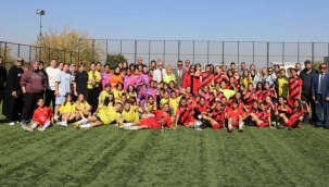 Genç kızlar futbol turnuvasını Soma zafer spor kız takımı kazandı