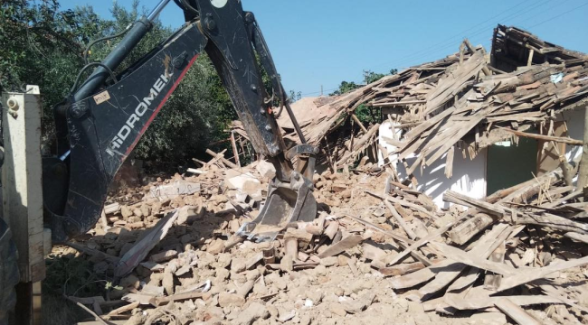 Gölmarmara'da tehlike arz eden, kent estetiğini bozan, ulaşımı aksatan metruk binaların yıkımına başlandı