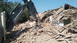 Gölmarmara'da tehlike arz eden, kent estetiğini bozan, ulaşımı aksatan metruk binaların yıkımına başlandı