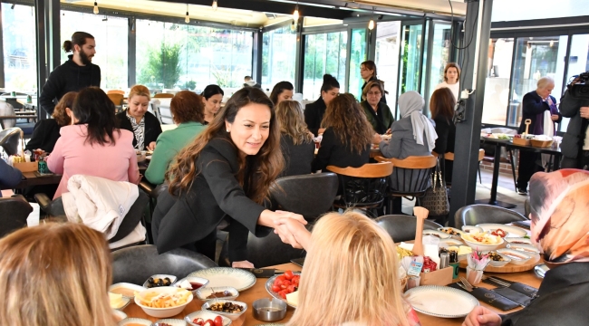 ilçe kadın muhtarlarla buluşan başkan Özalper'' tüm kadın ve çocuklara dokunacağız, dayanışma yaşatacak''