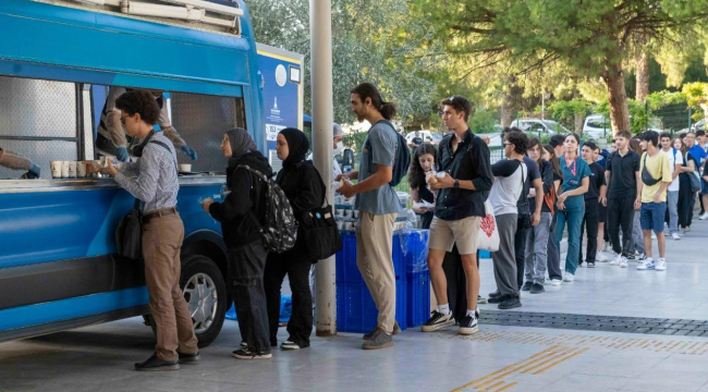 İzmir'de belediye 6 üniversiteden 4 bin öğrenciye her gün yemek