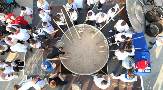 Kuşadasında 5 bin kişilik keşkek ikramı