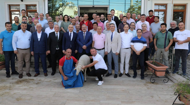 Muhtar ve üreticiler memnuniyetlerini göstermek için kurban kesti
