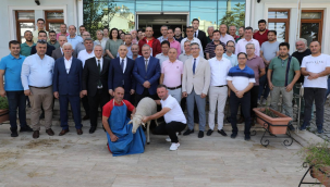 Muhtar ve üreticiler memnuniyetlerini göstermek için kurban kesti