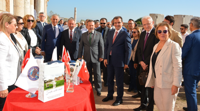 Para kongresi Sardes'te yapıldı