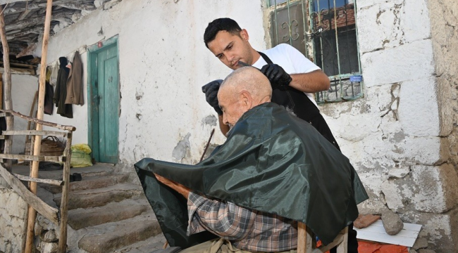 Soma'da yoksul vatandaşlara evde kuaför yardımı
