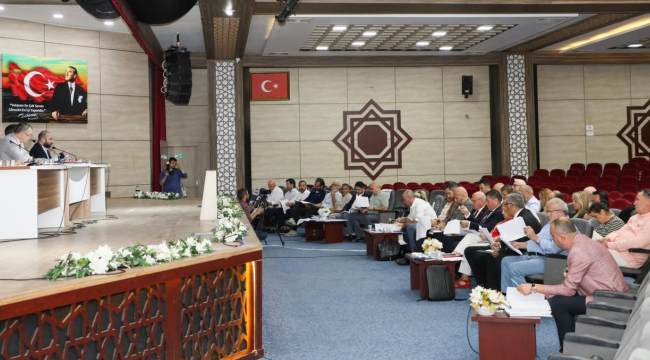 Yunusemre'de AKP meclis üyeleri bağışlar için çekimser oy kullandı