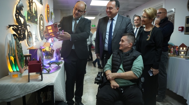 Akhisar'da "bir arada' karma sergi açıldı