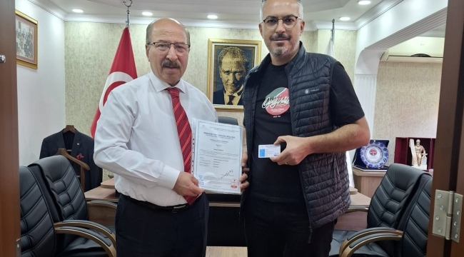 Başkan Akyüz sorumlu emlak danışmanlarına belgelerini verdi