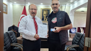 Başkan Akyüz sorumlu emlak danışmanlarına belgelerini verdi