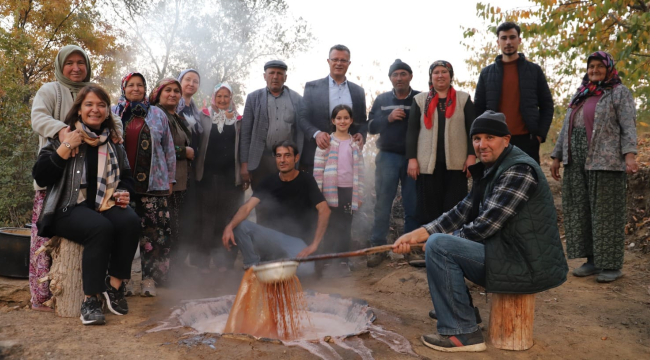 Başkan Öküzcüoğlu 100 yıldır geleneksel olarak üretilen pekmez ocağını ziyaret etti