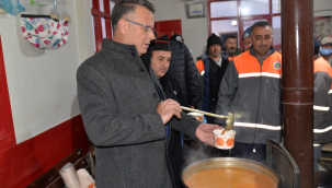Başkan Öküzcüoğlu temizlik işçilerine çorba dağıttı